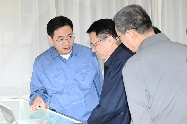 新疆建設(shè)兵團(tuán)黨委、副秘書長(zhǎng)、副團(tuán)長(zhǎng)毛知兵一行到萬基控股集團(tuán)調(diào)研