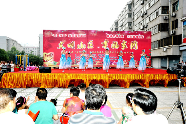 縣“文明使者”到萬(wàn)基小區(qū)慰問演出